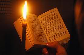 Kerze u buch