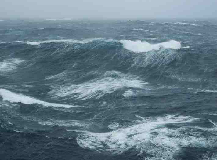 Океан шторм 2. Каспийское море шторм. Охотское море шторм. Тихий океан шторм. Атлантический океан шторм.